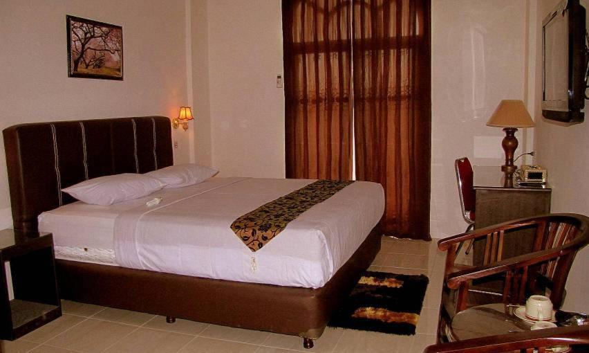 Hotel Mitra Garden Pangkal Pinang Værelse billede